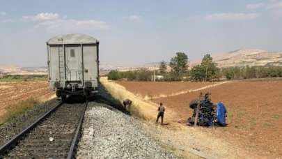 Elazığ'da kaza! Tren, traktörü ikiye böldü