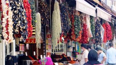 Rengarenk 'Urfa kurutmalıkları' tezgahları süslüyor