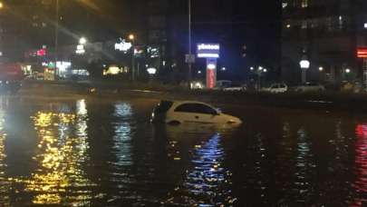 Ankara'da şiddetli yağış ve dolu hayatı olumsuz etkiledi