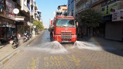 Belediye ekipleri sokağa çıkma kısıtlamasında sahada çalışıyor