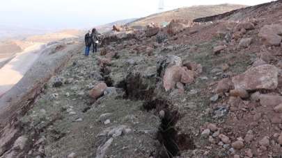 Siirt depreminin ardından oluşan derin yarıklar görüntülendi