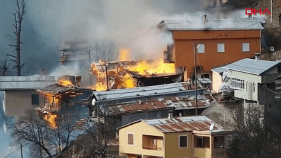 Rize'de köy evleri yanıyor! Yangına derhal müdahale edildi