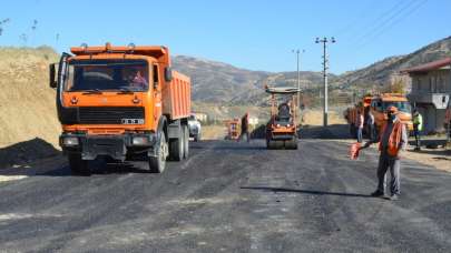 Çağlayancerit Beledi̇yesi̇ yol yapım çalışmalarını sürdürüyor..