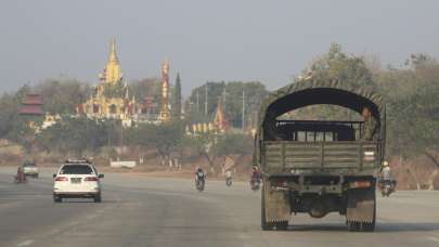 Halktan Myanmar'daki darbeye protesto