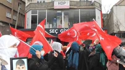 Şırnak'ta terör mağduru aileler HDP İl Başkanlığı önünde eylem yaptı