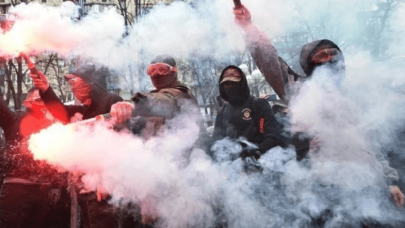 Ukrayna'da sokaklar karıştı: Polis, müdahalede zorlandı