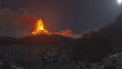 Etna Yanardağı lav ve kül püskürtmeye devam ediyor