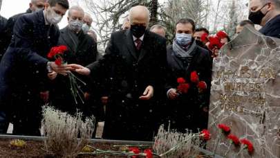 MHP Lideri Bahçeli'den Başbuğ Alparslan Türkeş'in kabrine ziyaret