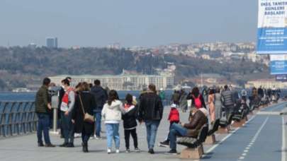 Turistler güneşli havanın keyfini çıkardı