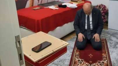 Soylu şehidin seccadesinde namaz kıldı