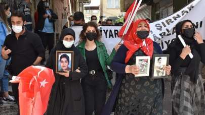 Hakkari'de terör mağduru aileler HDP İl Başkanlığı önünde eylem yaptı