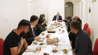 Erdoğan bir aile ile birlikte iftar yaptı