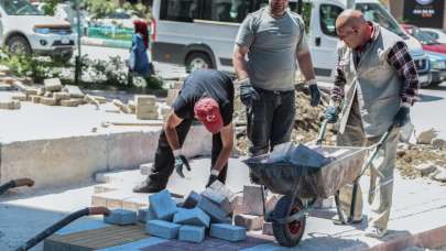 Kütahya'da müftülük binası çevresinde kaldırım çalışması