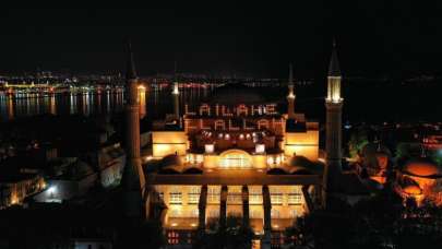 Ayasofya Camii'ne asılan mahyanın ışığını Vali Yerlikaya yaktı