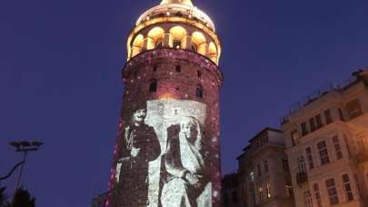 Galata Kulesi annelerin fotoğraflarıyla renklendi