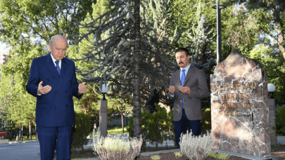 MHP Lideri Bahçeli, Başbuğ Alparslan Türkeş'in kabrini ziyaret etti