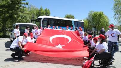 UYUM'un gençlerinden 19 Mayıs'a özel bayraklı gösteri