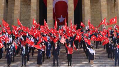 Bakan Kasapoğlu, 81 il ve KKTC'den gençlerle Anıtkabir'deydi