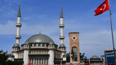 Taksim Camii ibadete açıldı