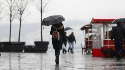 İstanbul'da kuvvetli sağanak! Trafik kilitlendi, tramvay seferleri durdu