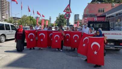 Sarıçam'lı Kadınlar'dan 15 Temmuz'un 5.yılında vatandaşa Türk Bayrağı