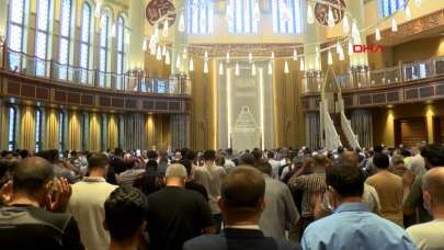 Taksim Camii'nde ilk bayram namazı kılındı