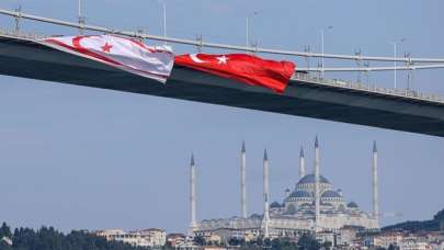 15 Temmuz Şehitler Köprüsü'ne Türk ve KKTC bayrağı asıldı