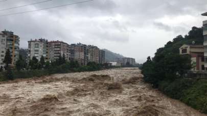 Rize'de dereler taştı, tarım arazileri ve yollarda hasar oluştu