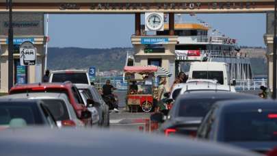 Çanakkale'deki feribot iskelelerinde tatilcilerin dönüş yoğunluğu sürüyor