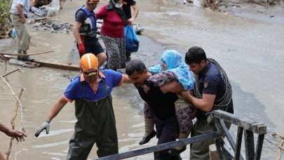 Yüzlerce vatandaşı çamur denizinden kurtardılar!