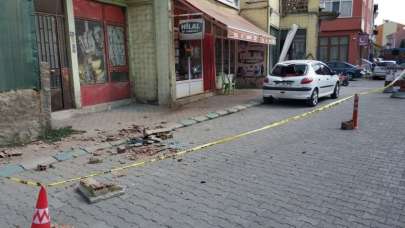 Deprem anında yaşanan panik anları kamerada