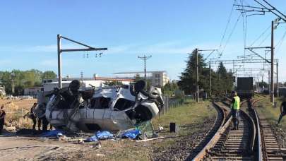 Tekirdağ'ın Ergene ilçesinde yük treni minibüse çarptı: 4 ölü