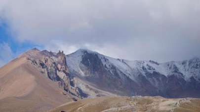 Kar sürprizi! Erciyes’in zirvesi beyaza büründü