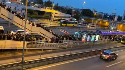 İstanbul'da metrobüs çilesi! İzdihama dönüştü