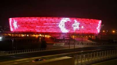 Azerbaycan'da Bakü Olimpiyat Stadyumu'na Türk bayrağı silueti yansıtıldı