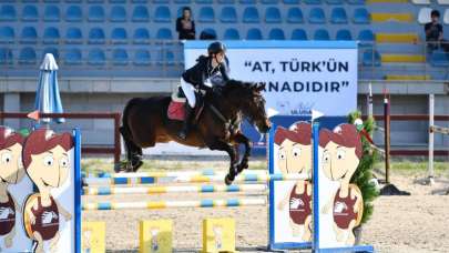 Sarıçam Belediyesi genç atlar engel atlama Cumhuriyet Kupası yarışları yapıldı