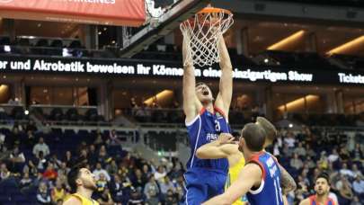 Anadolu Efes, üçüncü galibiyetini aldı