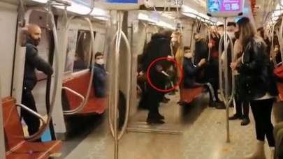 İstanbul metrosunda dehşete düşüren görüntü! Kadın yolcuya bıçak çekti