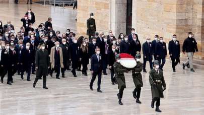 Milli Eğitim Bakanı Özer, öğretmenlerle Anıtkabir'i ziyaret etti