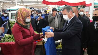 Başkan Şimşek pazarcı esnafına iş gömleği 