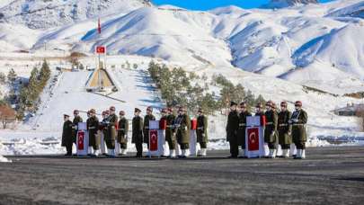 Hakkari'de şehit askerler için tören düzenlendi