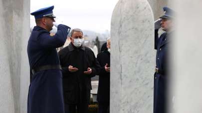 Bakan Akar, Bosna Hersek'te Kovaçi Şehitliği'ni ziyaret etti