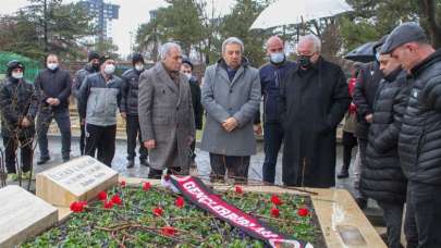 İlhan Cavcav kabri başında anıldı