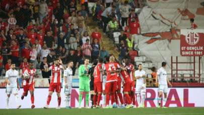 Antalyaspor 3 puanı 3 golle aldı