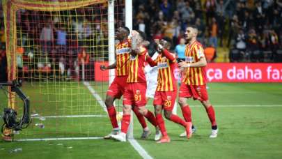 Sarı kırmızılılar Türkiye Kupası'nın bir ucundan tuttu! Bol gollü maçta Kayserispor finale yürüdü...