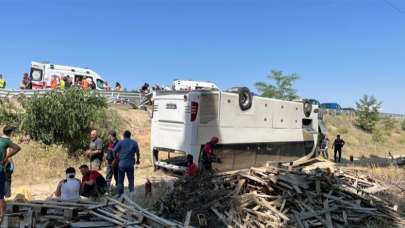 Denizli'de tur otobüsü şarampole devrildi, 41 kişi yaralandı