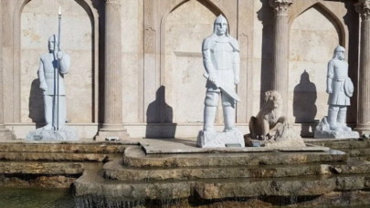 Düzce'de asker heykelinin mızrağı çalındı