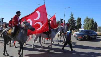 MHP Genel Başkanı Devlet Bahçeli'yi Erzurum'da atlı ciritçiler karşıladı