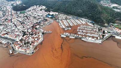 Görenleri şaşkına uğratan manzara, Marmaris’te denizin rengi değişti