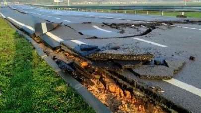 Deprem sonrası dev yarıkları görüntüleyen Yunan medyası şokta: Böylesi filmlerde olur zannederdik